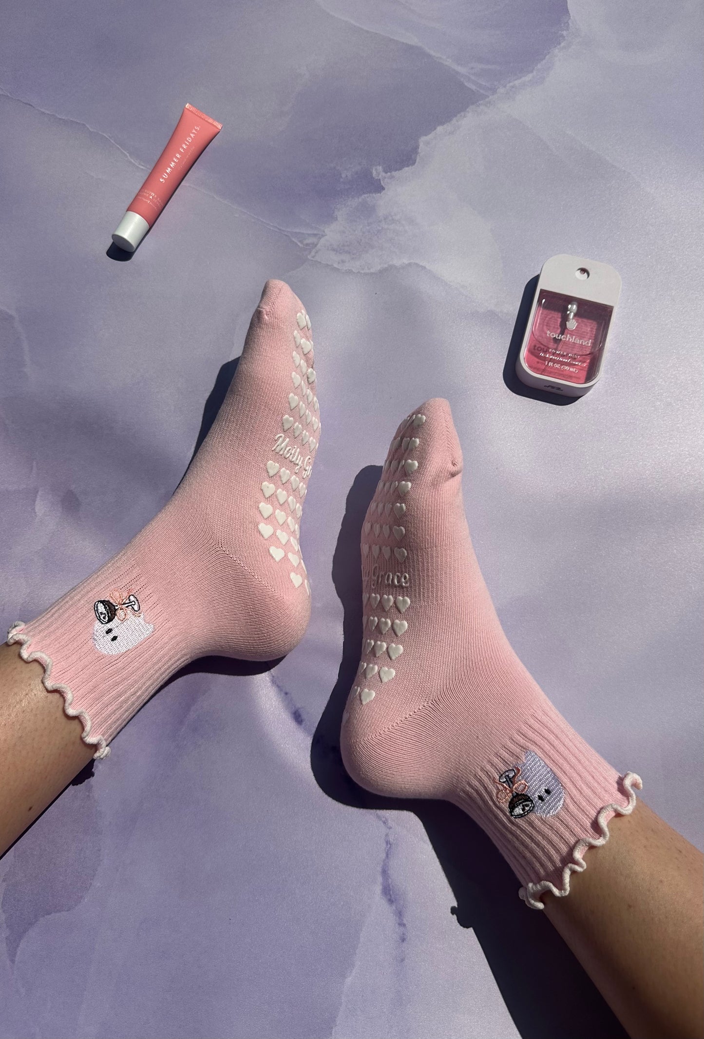 SPOOKY SEASON espresso martini light pink ruffle ghost grip socks