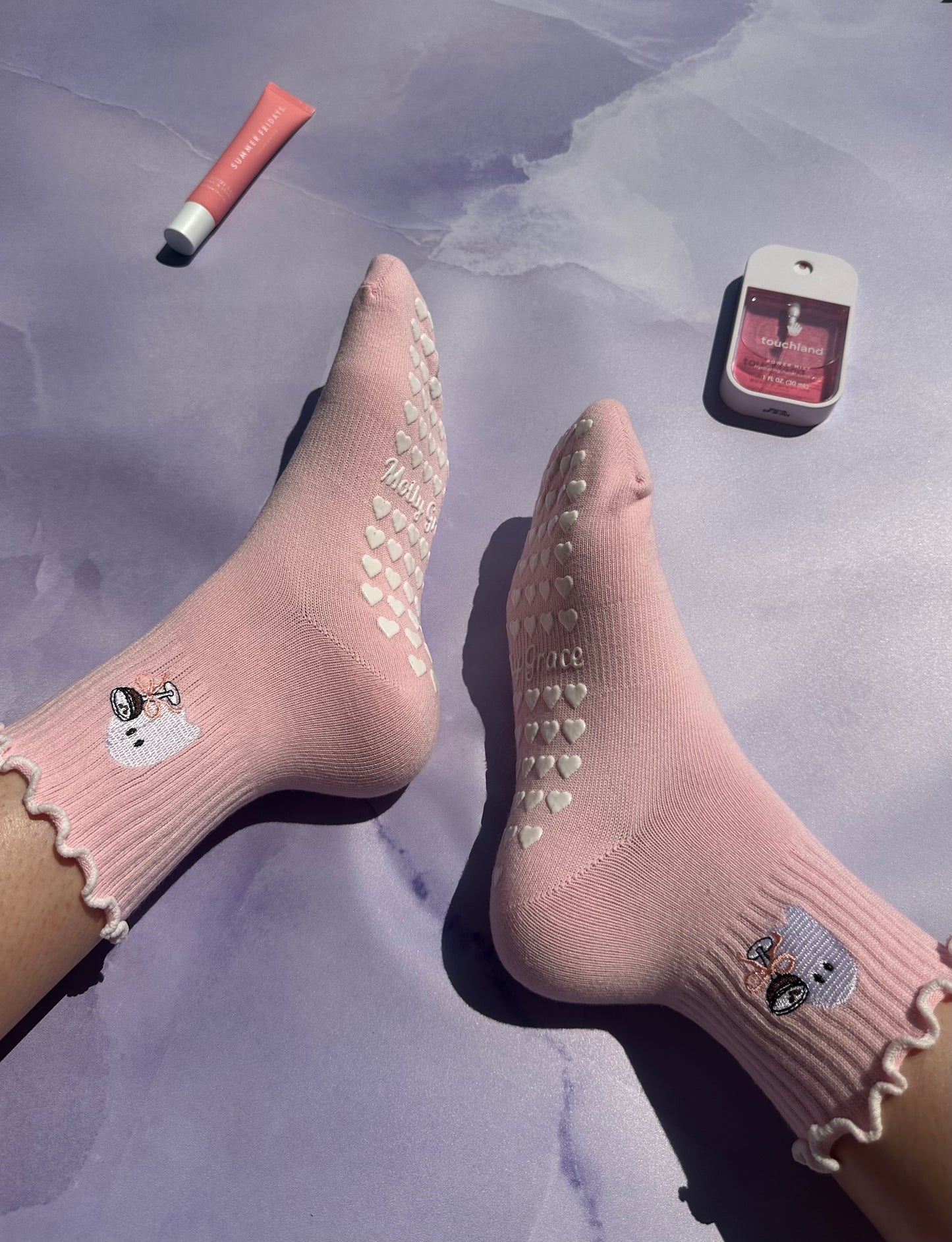 SPOOKY SEASON espresso martini light pink ruffle ghost grip socks