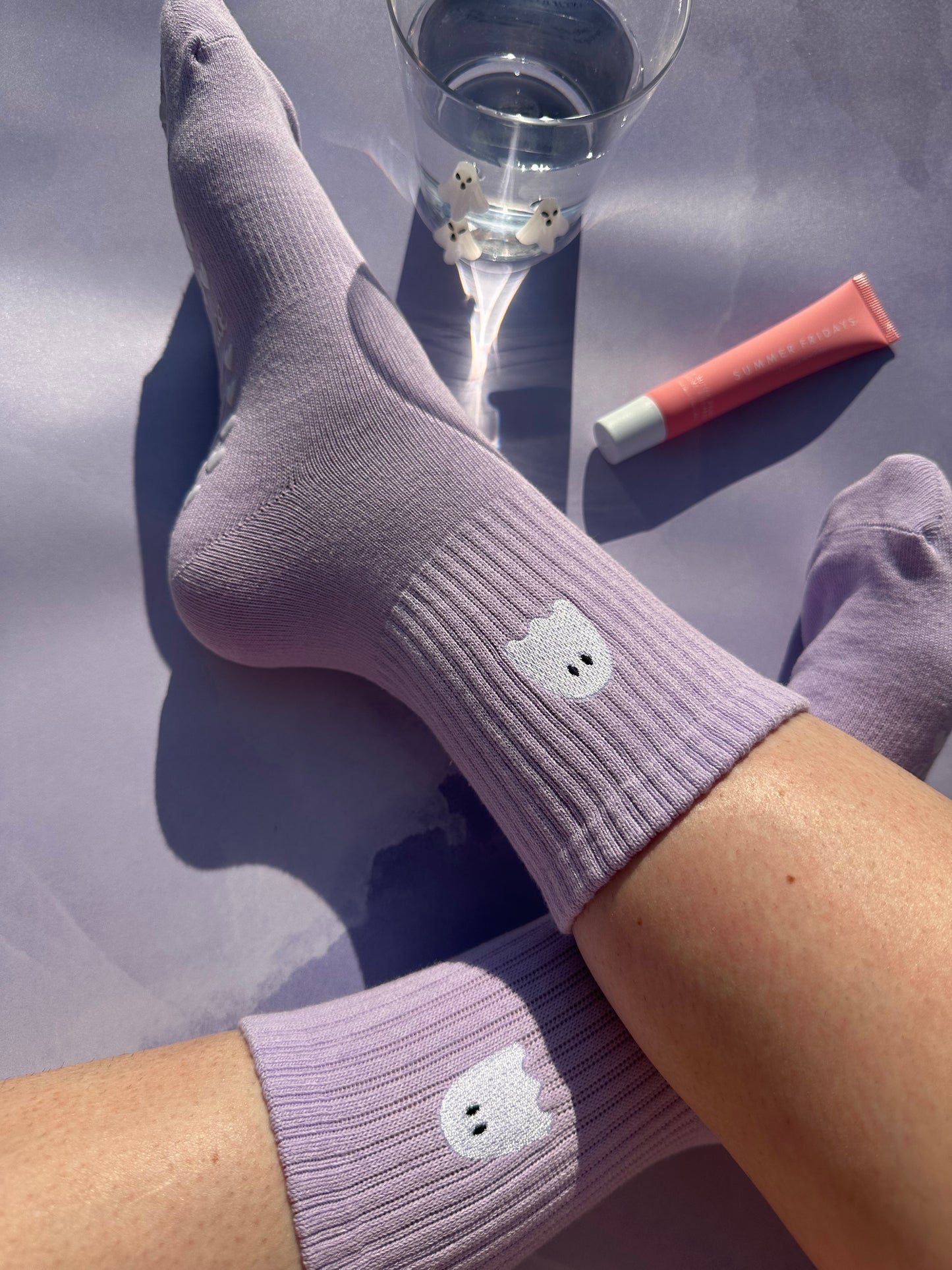 SPOOKY SEASON light purple ghost embroidered grip socks