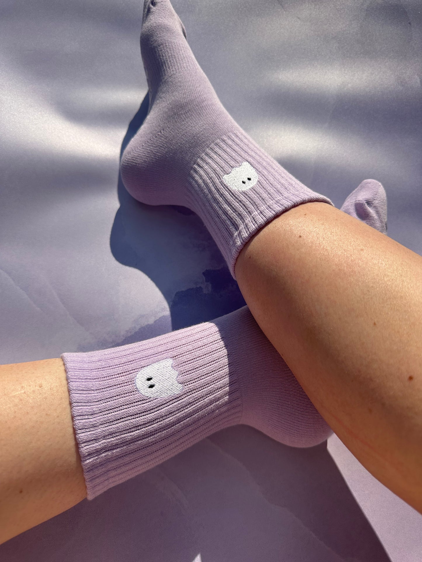 SPOOKY SEASON light purple ghost embroidered grip socks