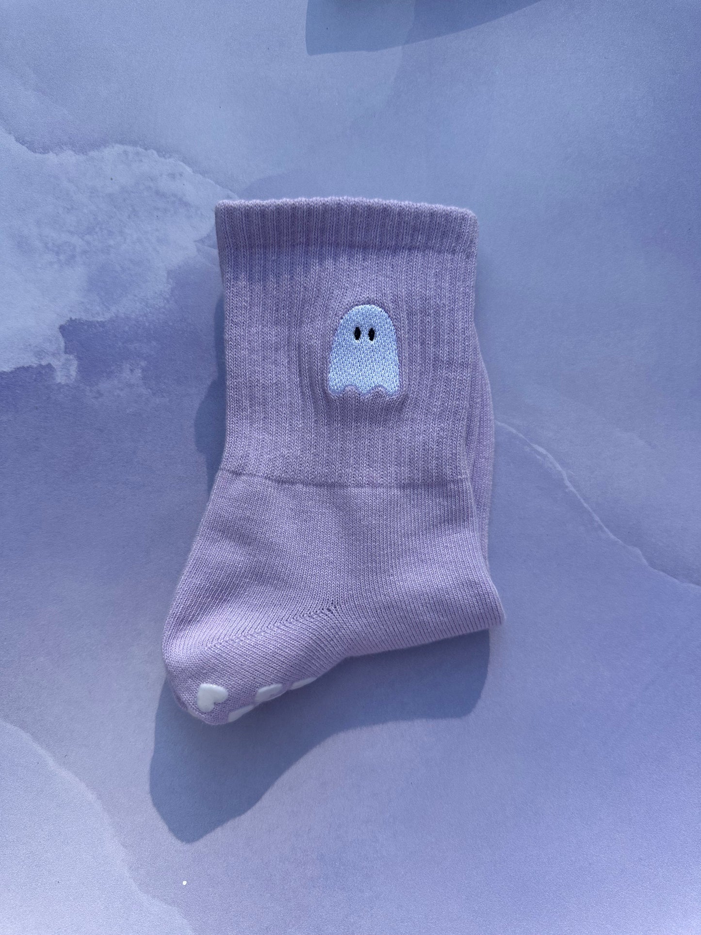 SPOOKY SEASON light purple ghost embroidered grip socks